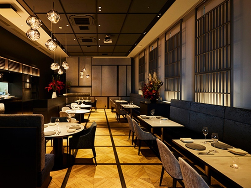 MAIN DINING
最大60名様収容可能な広々空間