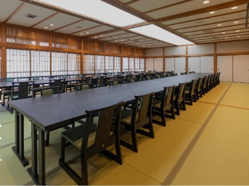 畳敷きの広々とした宴会場。会議室としてご案内も可能です。