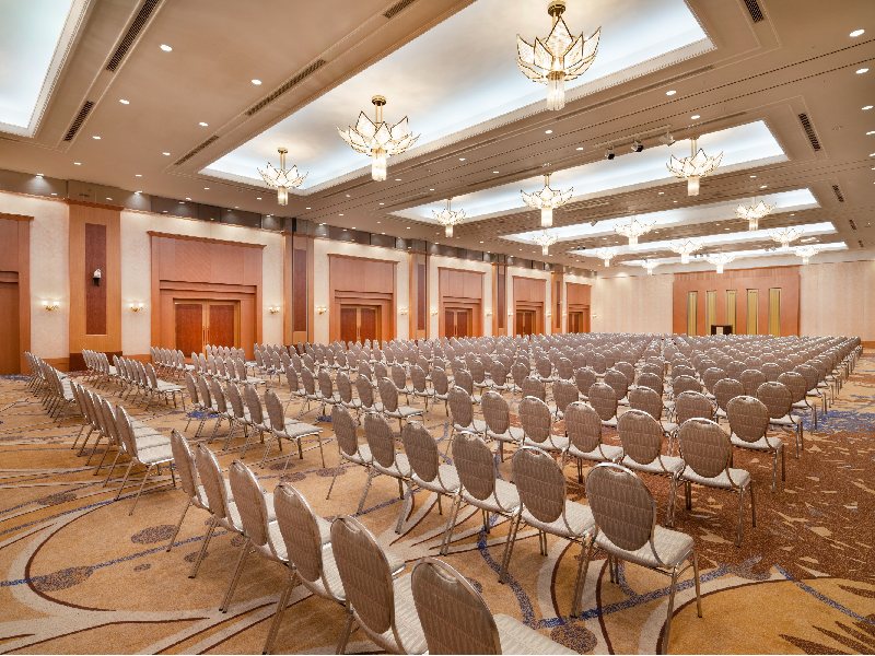 2階「千歳の間」は最大で1000㎡利用可能。会議・宴会多彩なスタイルでご利用いただけます。