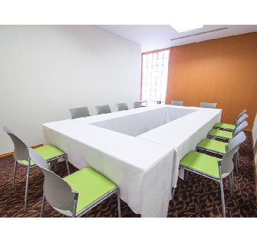 最大シアター型で１５名収容可能です。

企業説明会・講演会・研修会・会議 など様々な用途にご対応致します。
窓が大きく開放感がありアパレル展示会やイベントルームとしてのご利用にも最適です。また、ビル最上階にあり日当たり 眺めも良く最高のロケーション。
