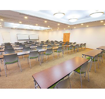 最大シアター型で１２０名収容可能です。

企業説明会・講演会・研修会・会議 など様々な用途にご対応致します。
窓が大きく開放感がありアパレル展示会やイベントルームとしてのご利用にも最適です。また、ビル最上階にあり日当たり 眺めも良く最高のロケーション。