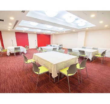 最大シアター型で１０４名収容可能です。

企業説明会・講演会・研修会・会議 など様々な用途にご対応致します。
窓が大きく開放感がありアパレル展示会やイベントルームとしてのご利用にも最適です。また、ビル最上階にあり日当たり 眺めも良く最高のロケーション。