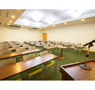 最大シアター型で７２名収容可能です。

企業説明会・講演会・研修会・会議 など様々な用途にご対応致します。
窓が大きく開放感がありアパレル展示会やイベントルームとしてのご利用にも最適です。また、ビル最上階にあり日当たり 眺めも良く最高のロケーション。
