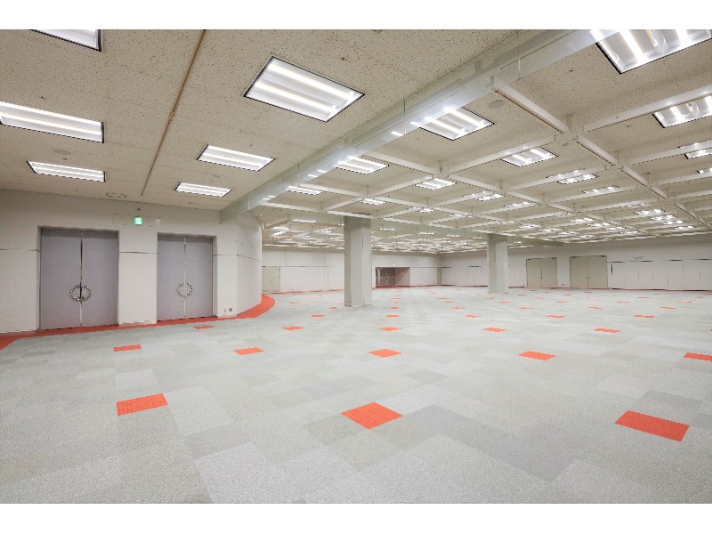 1階　Aホール　1007㎡　天井高4.5m(一部3.9m)　重量物(車両等)の展示、試験会場に最適。
