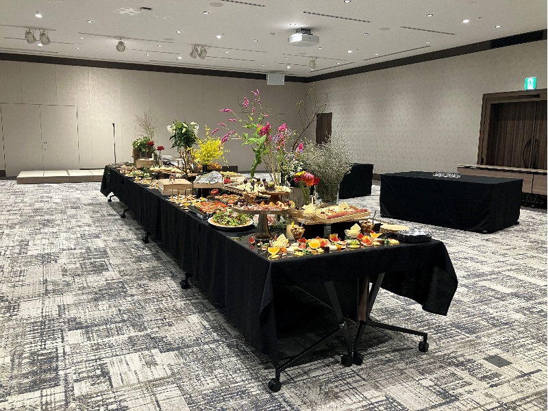 Link Room 1〈立食：約140名〉
面積288㎡/天高3.5mと大きな窓があり、自然光の入る開放的な空間です。
ホワイエを挟んで隣のLink Room 2+3を併用利用で最大約250名の懇親会も可能です。