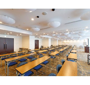 当会場の中で最も広い２５４㎡の会場になります。最大シアター型で２２０名収容可能です。

お客様の用途に合わせてレイアウトさせていただきます。

「会議・研修・セミナー・展示会・パーティー等」様々なニーズに合わせてご利用いただけます。