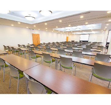 当会場の中で最も広い２００㎡の会場になります。最大シアター型で１２０名収容可能です。

企業説明会・講演会・研修会・会議 など様々な用途にご対応致します。
窓が大きく開放感がありアパレル展示会やイベントルームとしてのご利用にも最適です。また、ビル最上階にあり日当たり 眺めも良く最高のロケーション。
パーティー会場としても人気の会場となります。