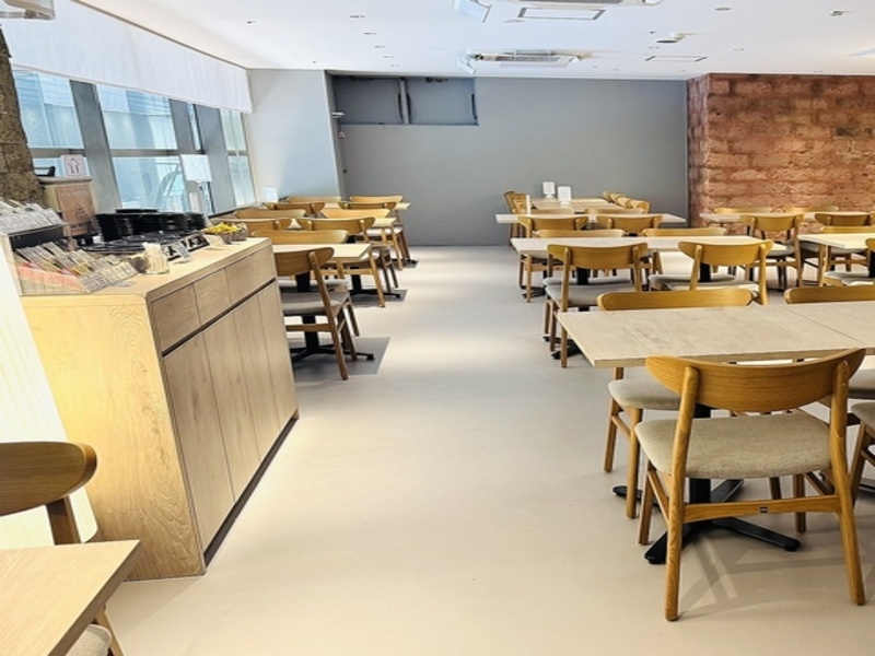 着席80名、立食パーティーは150名可能な広い空間

店内からは、久屋大通り公園の木々が広がる景観、そして広いバリアフリー空間は　ゆったりと過ごす、また大人数の宴会パーティーにもおすすめです

