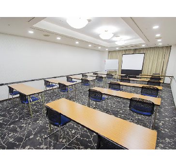 最大シアター型で７０名収容可能です。

お客様の用途に合わせてレイアウトさせていただきます。

「会議・研修・セミナー・展示会・パーティー等」、様々なニーズに合わせてご利用いただけます。