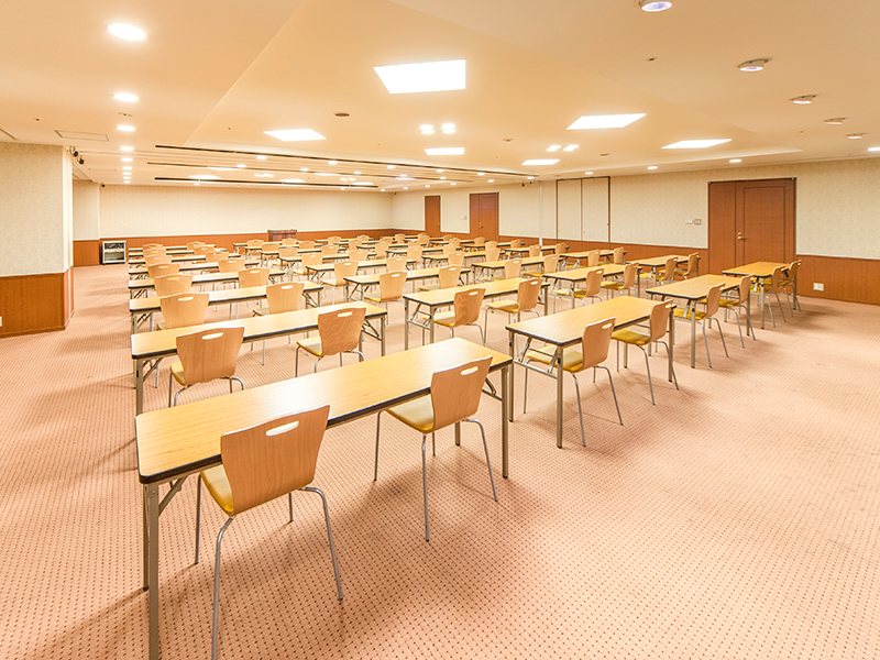 ■スカーレット（分割利用可）
面積：88㎡～176㎡
料金：\37,800～\75,600／3時間
スクール型：42～140名
シアター型：80～155名
口の字型：36～58名
