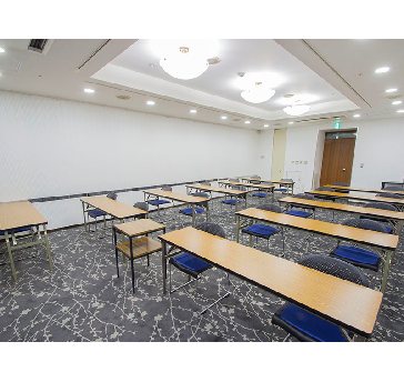 最大シアター型で７０名収容可能です。

お客様の用途に合わせてレイアウトさせていただきます。

「会議・研修・セミナー・展示会・パーティー等」、様々なニーズに合わせてご利用いただけます。