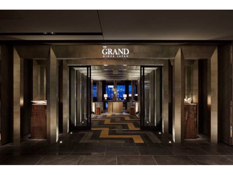 【話題のGINZA SIX最上階へ】
世界の名ブランドが集う、大注目の新商業施設GINZA SIX。その最上階にある「THE GRAND GINZA」は、シャンデリアなど高級感あふれる内装の随所に和の遊び心が光る。本物を知る銀座大人のためのラウンジ空間。