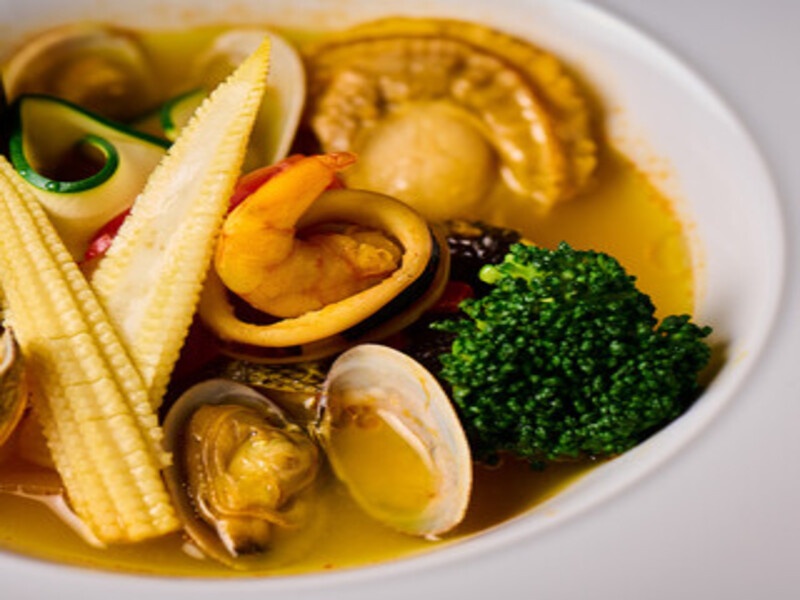 【新リオハコース・料理のみ】￥5,500（税込み）バレンシア米のパエリアやとろける脂が魅力的なイベリコ豚と魚介たっぷりのスープをお楽しみください。（飲み放題メニューは別にご用意がございます）