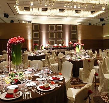 少人数での会議やご会食から企業のパーティー、コンペティションなど多様なニーズにお応えする会場・料理・演出とサービス。全会場Wi-Fi完備。