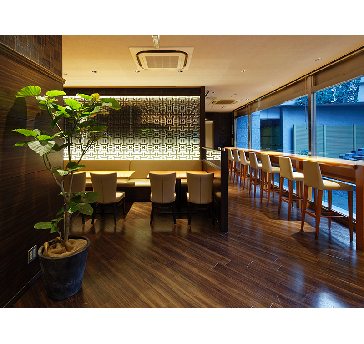 Ｂ１「Restaurant Garden」：店内
お客様の用途に合わせて、レイアウトを変更できます。
外のテラスもご利用いただけます。