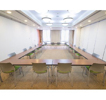 最大シアター型で６０名収容可能です。

企業説明会・講演会・研修会・会議 など様々な用途にご対応致します。
窓が大きく開放感がありアパレル展示会やイベントルームとしてのご利用にも最適です。また、ビル最上階にあり日当たり 眺めも良く最高のロケーション。