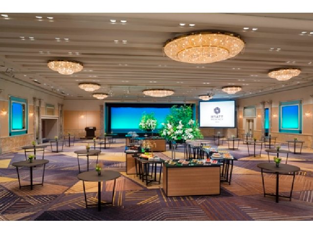 【センチュリールーム】B1F
面積：790㎡　　　高さ：5.2m
着席：500名様　　立食：700名様
天井高5.2ｍとゆったりとした造りで、大理石の柱や鏡、シャンデリアなど華やかな印象です。
