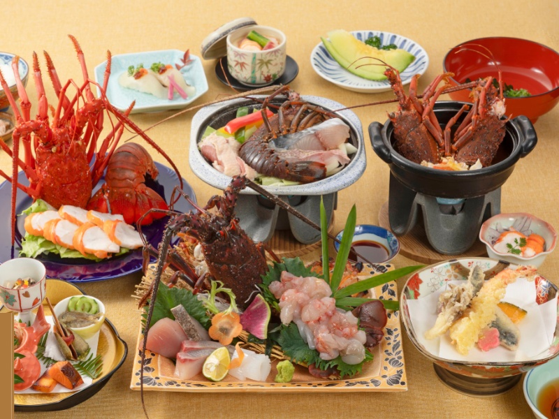地元自慢の伊勢海老2.5尾分を、姿造り・陶板焼き・茶碗蒸しなど多彩な味わいで堪能できる会席です。