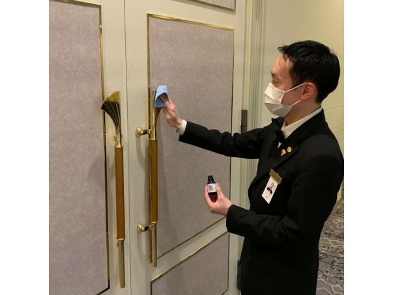 【抗ウィルス・抗菌加工】
エレベーターボタンや受付テーブル、宴会場扉・クローク札・クロークカウンター・喫煙所等に抗ウィルス・抗菌加工をしております。
※約５年間効果が持続する抗ウィルス・抗菌材を塗布しております。