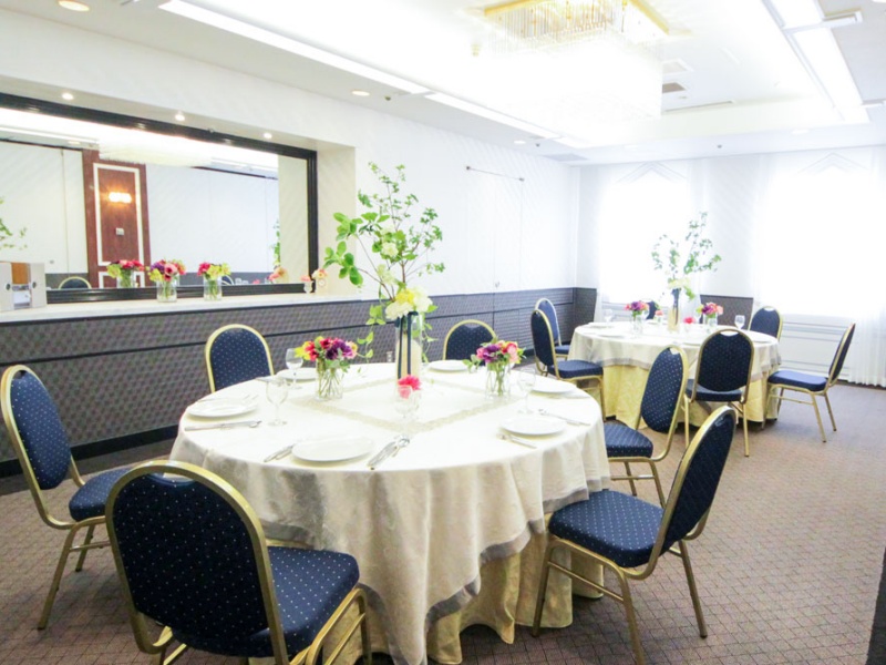 小宴会場「そら」
少人数でのお食事会や懇親会、同窓会、法要などに適した会場です。落ち着いた空間で、人数や用途に合わせた柔軟なレイアウトに対応し、ゆったりとしたひとときをお過ごしいただけます。