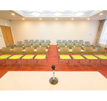 最大シアター型で８０名収容可能です。

企業説明会・講演会・研修会・会議 など様々な用途にご対応致します。
窓が大きく開放感がありアパレル展示会やイベントルームとしてのご利用にも最適です。また、ビル最上階にあり日当たり 眺めも良く最高のロケーション。
