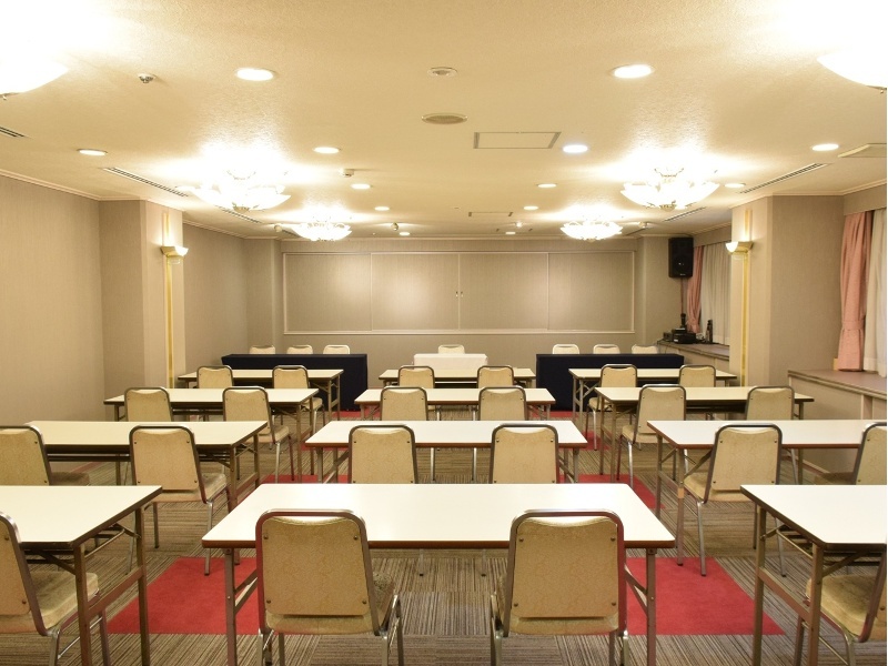 ＜会場　楓＞楓と銀杏は2会場隣接した作りになっており、会議後に懇親会といった流れでのご利用に大変重宝します。