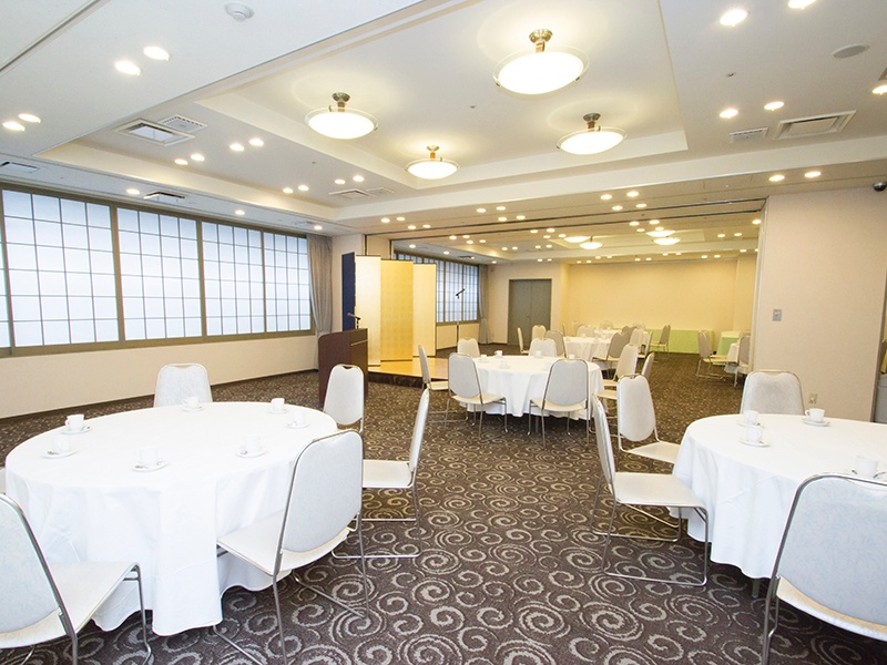 大人数でのパーティー利用ですと、ホテル内にあるホール会場にてご利用いただけます。
お客様のご利用用途に合わせてテーブルレイアウトも変更可能です。