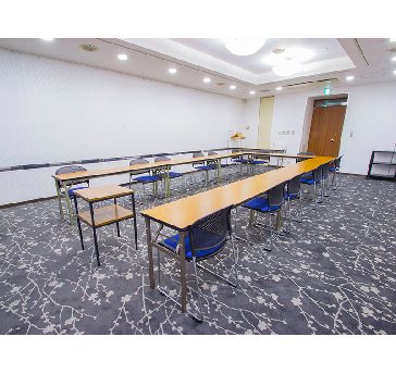 最大シアター型で７０名収容可能です。

お客様の用途に合わせてレイアウトさせていただきます。

「会議・研修・セミナー・展示会・パーティー等」、様々なニーズに合わせてご利用いただけます。