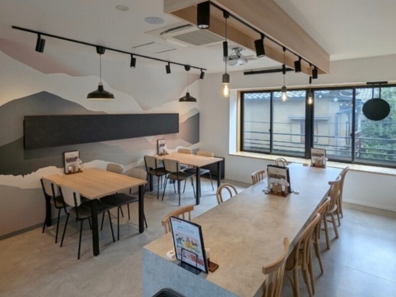 【会場】
モダンなカフェ風の店内には中庭を備え、落ち着いた空間で会議や研修を行えます。