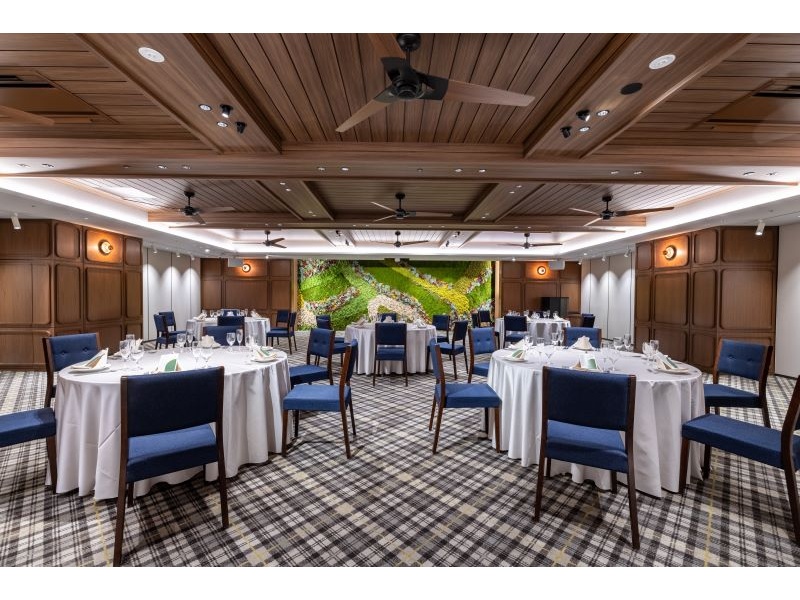 INDIGO-インディゴ-
(着席 70名/立食 100名/スクール72名/シアター110名)
壁一面のモスグリーンが特徴の開放的なパーティールーム。隣接の会場【LIVERALLY】とのコネクティング利用により、さらに大規模で複合的なイベントにも対応可能です。