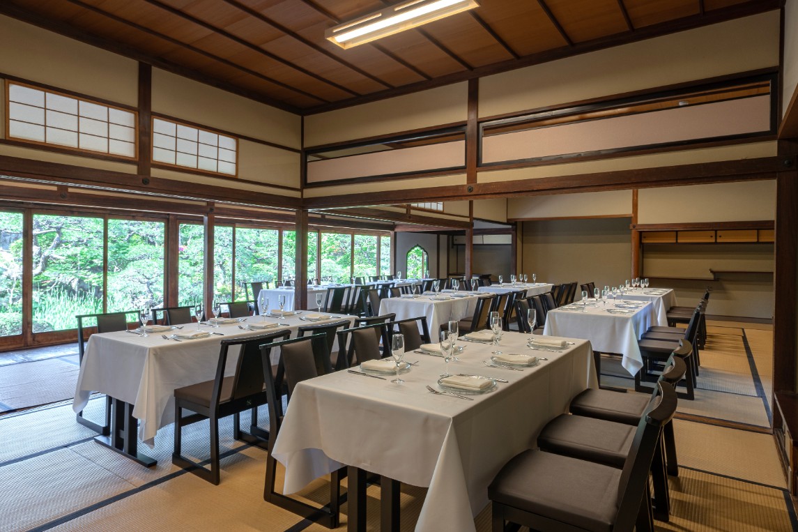 ＜和館＞
樹齢数百年の銘木を使用した床柱や、繊細な組子細工の障子など、おもてなしに相応しい重厚感と品位を備えています。