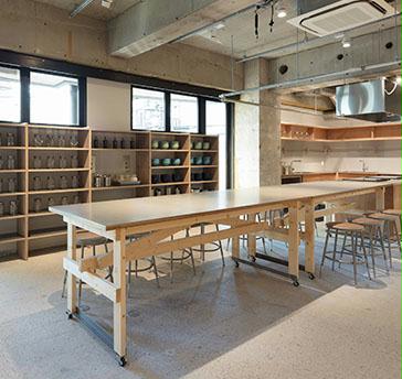 自然な家具を使用することで開放的な空間を演出しています。