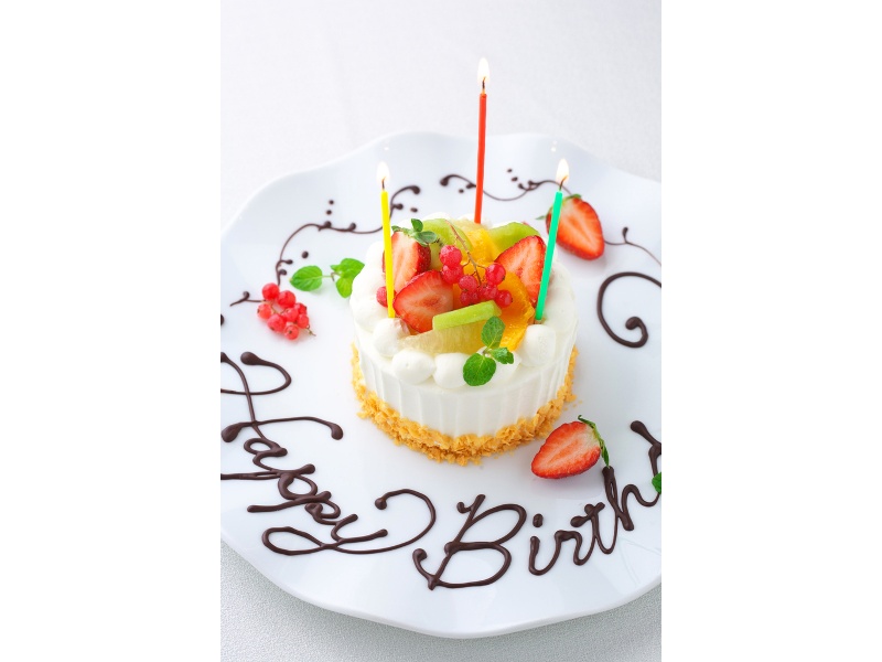 お誕生日はもちろん、お祝い用のケーキの受注も可能です。