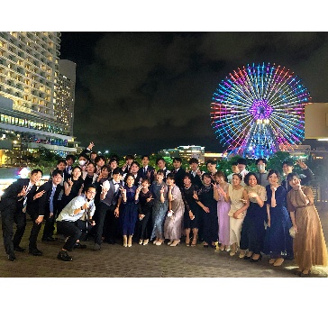 みなとみらいの夜景が美しいひろびろテラスでは集合写真の撮影も。