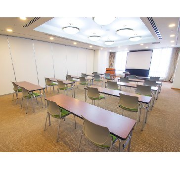 最大シアター型で６０名収容可能です。

企業説明会・講演会・研修会・会議 など様々な用途にご対応致します。
窓が大きく開放感がありアパレル展示会やイベントルームとしてのご利用にも最適です。また、ビル最上階にあり日当たり 眺めも良く最高のロケーション。