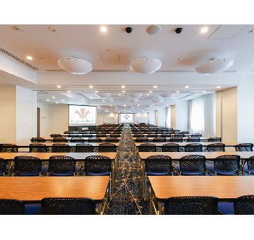 当会場の中で最も広い２５４㎡の会場になります。最大シアター型で２２０名収容可能です。

お客様の用途に合わせてレイアウトさせていただきます。

「会議・研修・セミナー・展示会・パーティー等」様々なニーズに合わせてご利用いただけます。