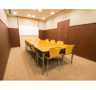 最大シアター型で１４名収容可能です。

企業説明会・講演会・研修会・会議 など様々な用途にご対応致します。

