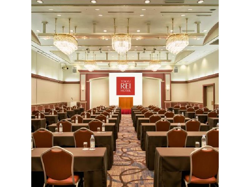 スクール形式で最大180名さままだ対応可能な大宴会場「ボールルーム（290㎡）」