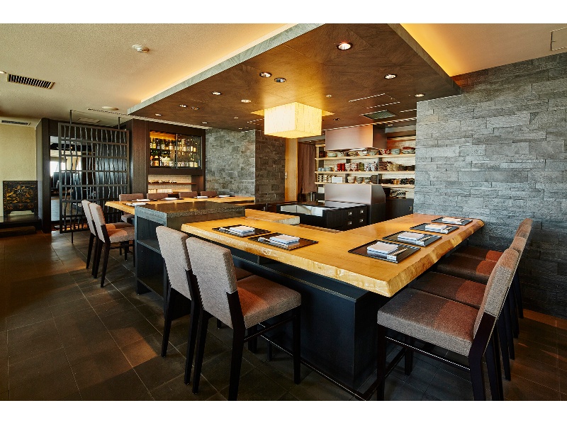 【tempura & sushi An】
着席:35名　立食:60名
ユネスコ無形文化遺産に登録されたわが国が誇る「和食」。四季を取り入れた会席をメインに、旬の江戸前寿司と新たに天ぷらカウンターを据え、より皆様に楽しんで頂ける和食のワンダーランドに致します。