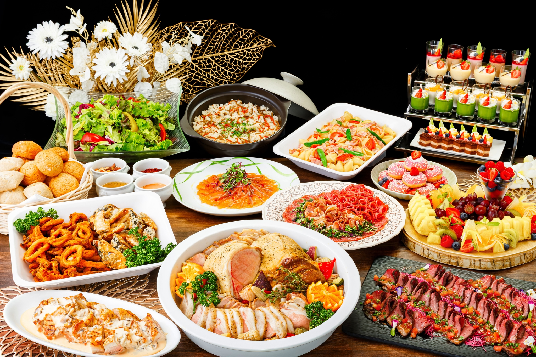 【忘年会】旬の料理全11品シーズンセレクションコース＋生ビール含む90種類飲み放題｜会場費・映像音響設備費込み