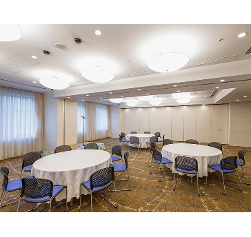 大人数でのパーティー利用なら、ホテル内にあるホール会場をご利用いただけます。お客様のご利用用途に合わせた、レイアウトへの変更も可能です。お気軽にお問合せ下さいませ。