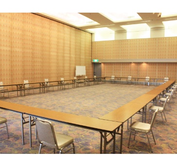 舞鶴の間（A分割）　205㎡（62坪）
会議室を利用する目的に応じて、様々なレイアウトでご提案が可能です。人数や使い方に合わせて、担当スタッフがお客様専用のレイアウト図面をご用意し、より良い実施に向けてお手伝いさせていただきます。