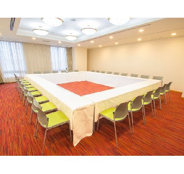 最大シアター型で８０名収容可能です。

企業説明会・講演会・研修会・会議 など様々な用途にご対応致します。
窓が大きく開放感がありアパレル展示会やイベントルームとしてのご利用にも最適です。また、ビル最上階にあり日当たり 眺めも良く最高のロケーション。

