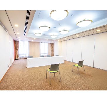 最大シアター型で６０名収容可能です。

企業説明会・講演会・研修会・会議 など様々な用途にご対応致します。
窓が大きく開放感がありアパレル展示会やイベントルームとしてのご利用にも最適です。また、ビル最上階にあり日当たり 眺めも良く最高のロケーション。