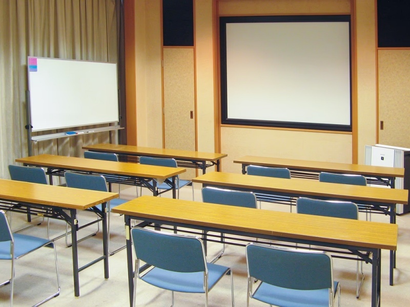 「会議室」
会議室はスクール形式で約20席ご用意できます。
プロジェクターやホワイトボードなども備えております。宿泊と組み合わせた研修や出張利用にも便利です。
人数や目的に合わせたレイアウト変更も可能ですので、法人・個人を問わず、ぜひご活用ください。