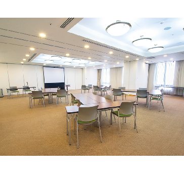 最大シアター型で１２０名収容可能です。

企業説明会・講演会・研修会・会議 など様々な用途にご対応致します。
窓が大きく開放感がありアパレル展示会やイベントルームとしてのご利用にも最適です。また、ビル最上階にあり日当たり 眺めも良く最高のロケーション。