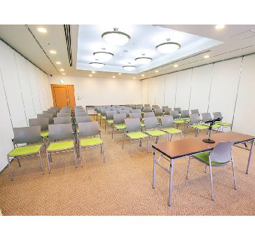 最大シアター型で６０名収容可能です。

企業説明会・講演会・研修会・会議 など様々な用途にご対応致します。
窓が大きく開放感がありアパレル展示会やイベントルームとしてのご利用にも最適です。また、ビル最上階にあり日当たり 眺めも良く最高のロケーション。