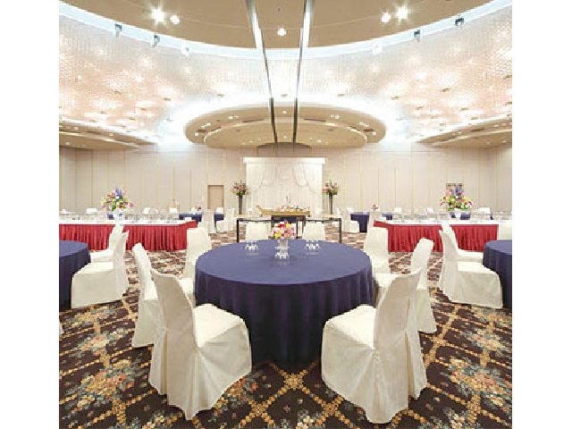 会場貸切の3分割可能となっております。
収容人数はご宴会ご利用の場合、着席:約300名様・立食:約400名様となっております。

