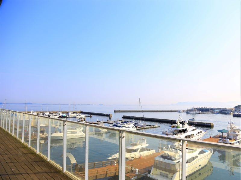 専用のホワイエに併設のプライベートテラス。遠くは海の中道や志賀島を望む。