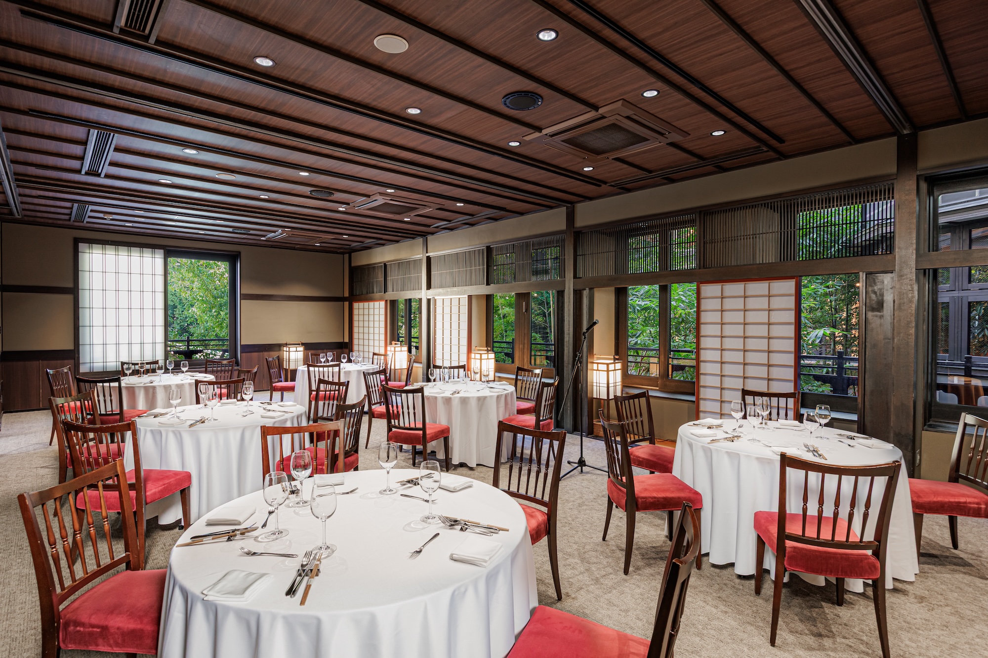 料亭 河文の大広間「那古野の間」跡地に作られたTHE KAWABUN NAGOYA で、その面影を色濃く残す「桐の間」。

少人数、団体様のどちらにも対応可能な和テイストのパーティスペースです。
最大４部屋まで仕切ることができます。
